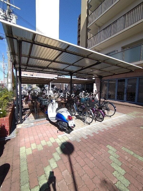★屋根付きの駐輪場ですので雨の日も安心。サドルが濡れる事も無いですね!
