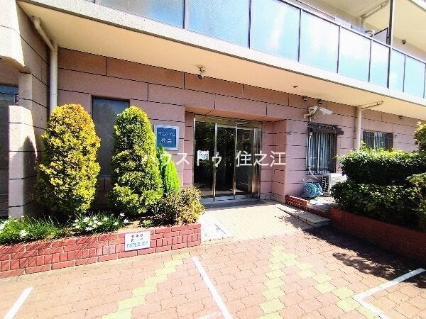 ★エントランスはスロープ式となっておりますのでお体が不自由な方でも安心♪