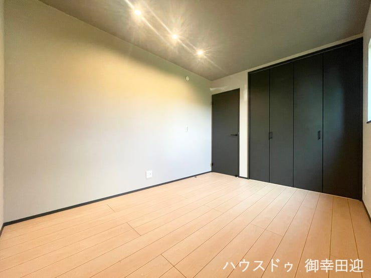 ■2階6帖洋室■心からリラックスできる静けさ、上質な眠りで、毎日をリセットします。明日への活力を養う空間です。