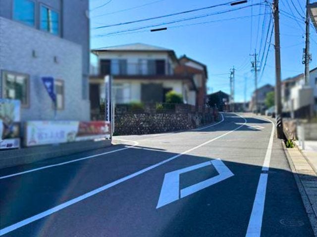 前面道路は山手通り、幅員約8.1mです。広々としていて、街並みが開放的で圧迫感がありません。
(2026年5月29日 北側より撮影)