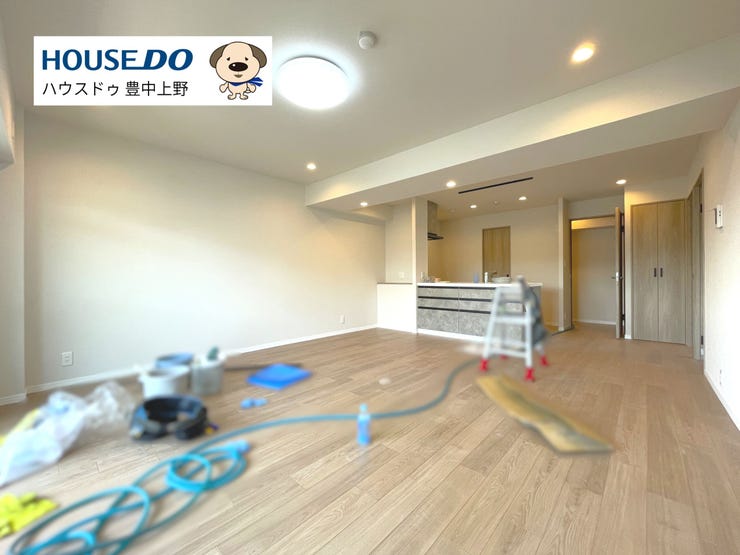 【外観】
【LDK】
19.8帖のゆとりある空間で、大型ソファを置いても問題なし♪優しい木目調のフローリングが、ご家族団らんをより良いものにしてくれます♪