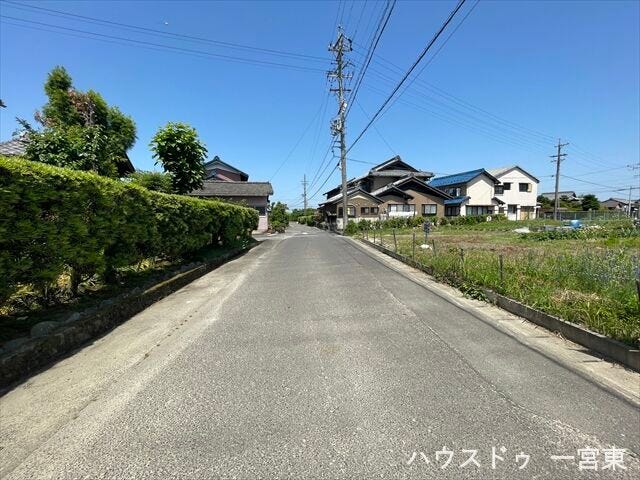 ≪南側西向き 幅約5.1m≫
車がすれ違える道幅です。車1台とベビーカーですれ違っても余裕のある道幅は安心ですね。