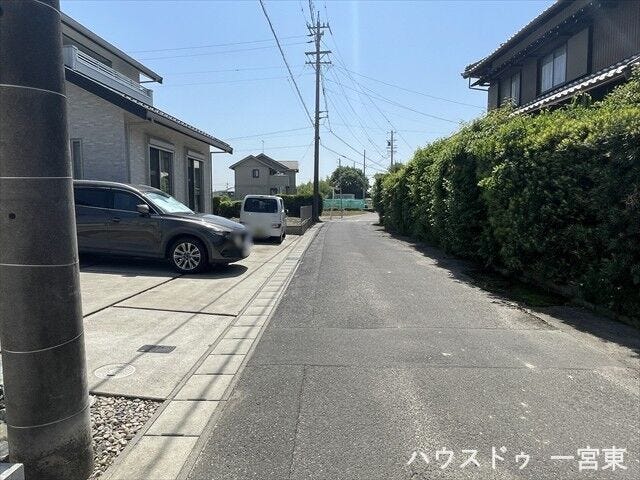 ≪南側東向き 幅約5.1m≫
2台の車がすれ違うことが出来る道幅です。車の出し入れもゆったりとする事が出来ます。