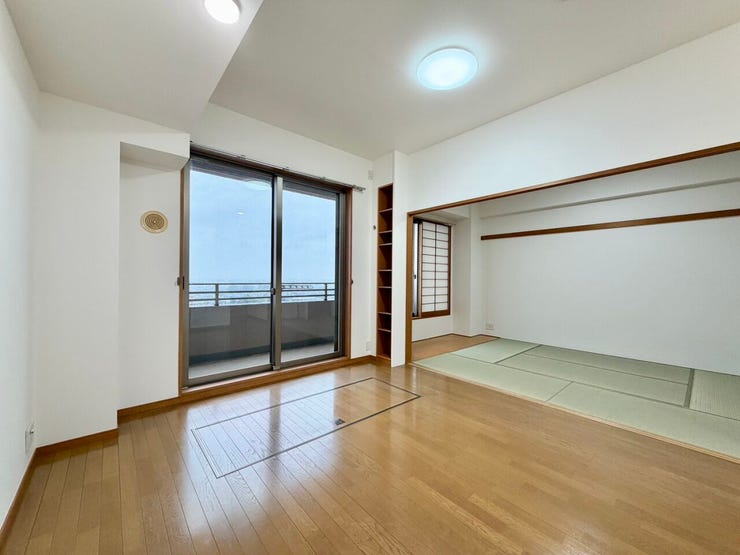 【リビング】
木目の温かみを感じる、ゆったりとしたLDKが魅力です。
扉を開放すれば約15.1帖の広さ!
ほっこりできる和室でくつろぎのひとときをお過ごし下さい♪