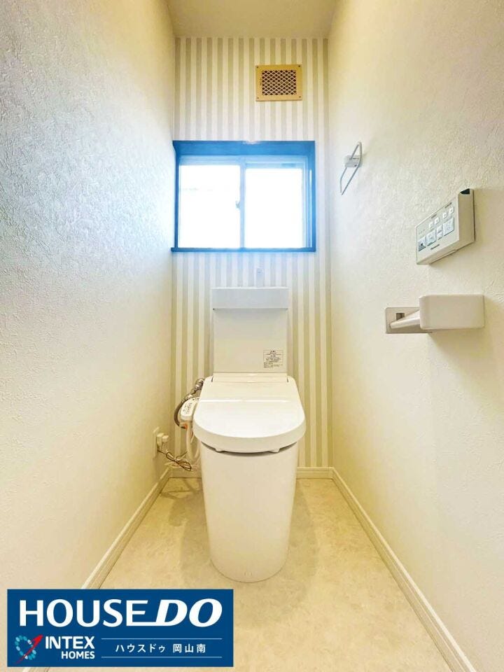 【清潔感溢れる爽やかな空間】
ストライプ柄の壁紙がアクセントのお洒落なトイレです!窓から自然光が入り、明るく開放的な雰囲気!温水洗浄便座付きで、ご家族みんなが毎日快適に使用できる空間になっています◎