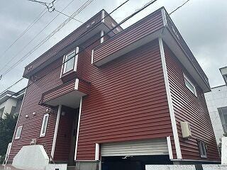 【外観】
落ち着いた住宅街に調和する端正な外観で、敷地のゆとりが感じられる佇まい。駐車スペースも確保され、暮らしやすさと実用性を兼ね備えた戸建てです。