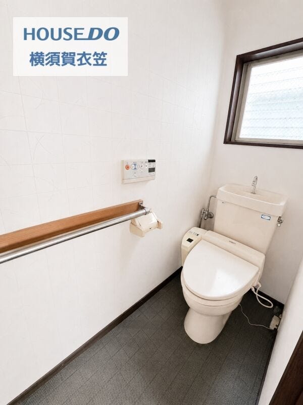 温水洗浄便座付きのトイレは、すっきりとした内装で清潔感のある印象。窓付きで換気もしやすい設計です。
