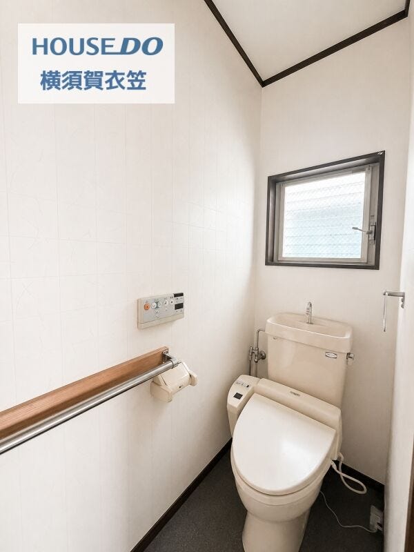 高窓から光を取り込めるトイレ空間。コンパクトながら圧迫感が出にくく、明るさと使いやすさに配慮されています。