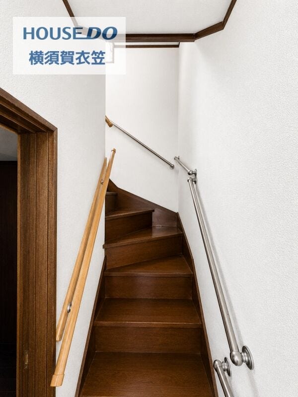 手すり付きで昇り降りしやすい階段。木目の踏板が空間に統一感を与え、日々の移動をしっかりサポートします。