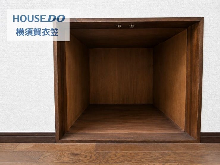 床面近くに設けられた造作収納スペース。季節用品や掃除道具など、普段は見せたくない物の収納にも便利です。