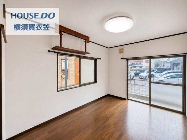 掃き出し窓のある洋室は、明るさと開放感を兼ね備えた空間。室内物干しや壁面棚もあり、暮らしやすさに配慮されています。