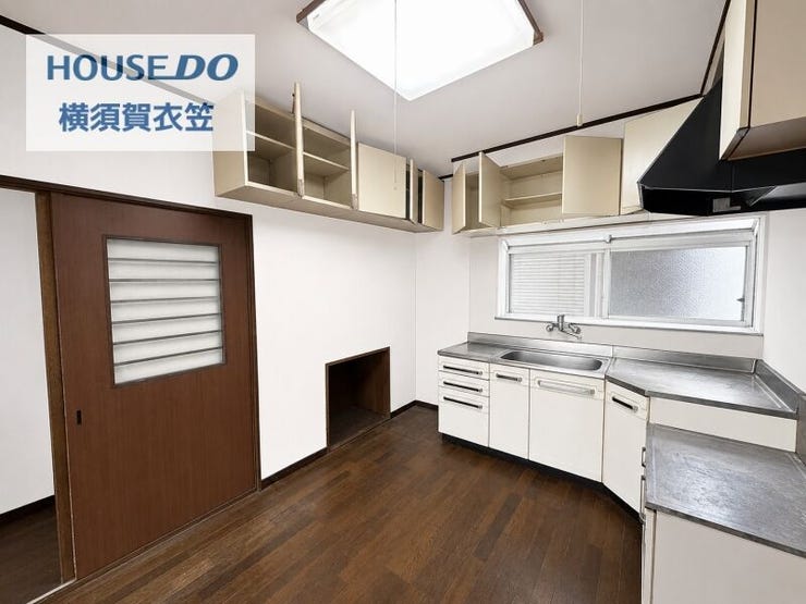 収納豊富なキッチンは、調理器具や食器類を整理しやすい設計。ダイニングとしても使いやすい広さが確保されています。