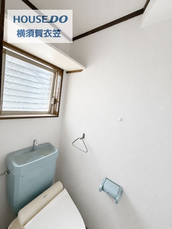コンパクトにまとまったトイレ空間は、窓付きで明るさと換気性を確保。シンプルで使いやすい仕様となっています。