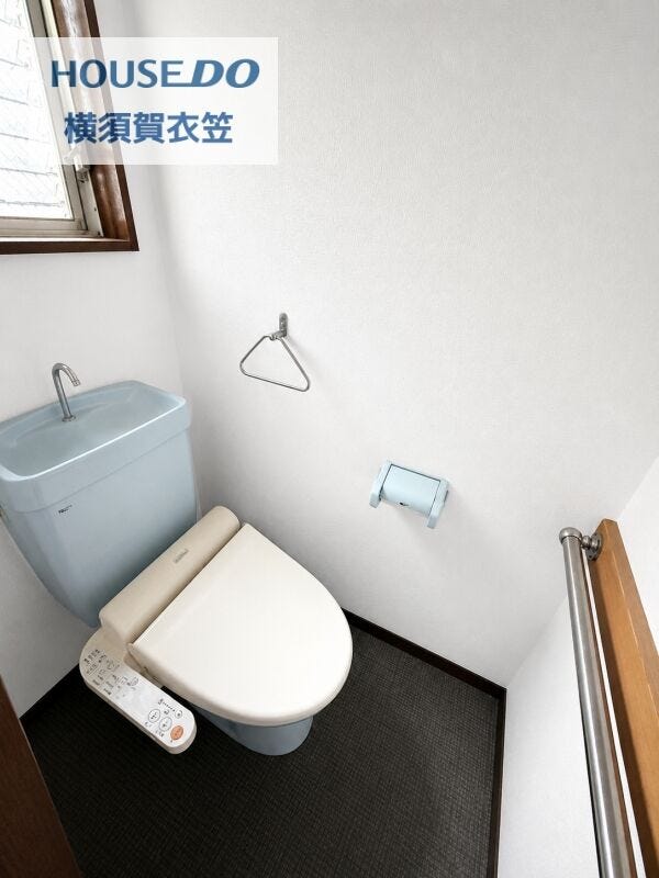 清潔感のあるトイレは、やわらかな色合いで落ち着いた印象。限られた空間をすっきり使えるシンプルな造りです。