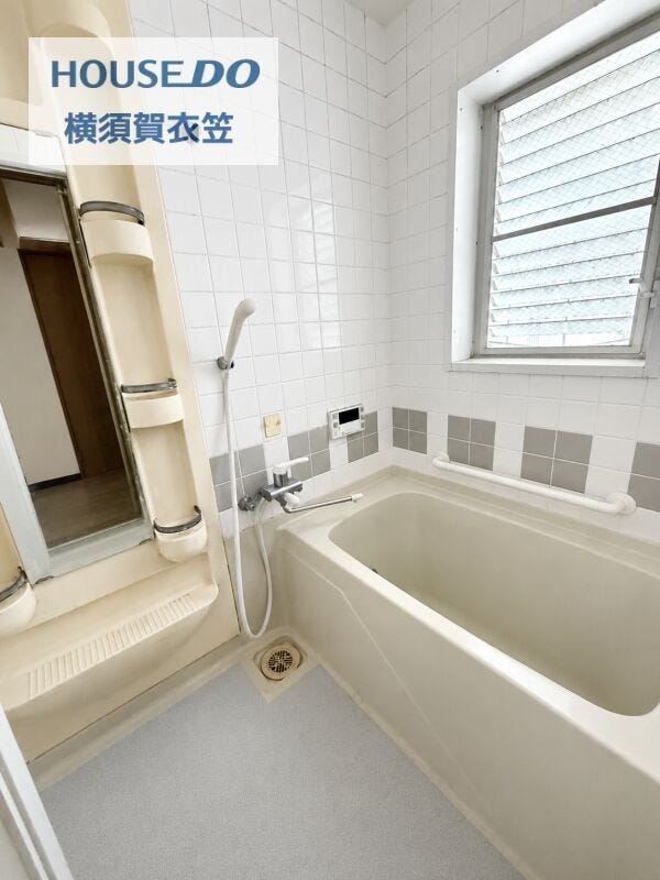 窓付きで明るさと換気性を確保した浴室。手すり付きの浴槽で入浴動作にも配慮されており、毎日のバスタイムを安心して過ごしやすい空間です。