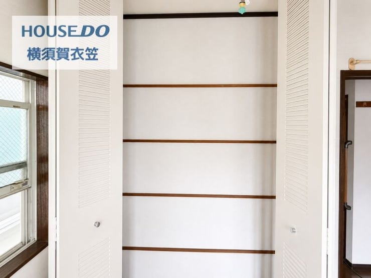 収納内部まで見渡しやすいクローゼット。可動しやすい開き戸タイプで、日常使いの荷物を分類して収めやすい造りです。