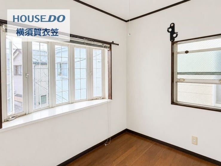 二面採光で明るさを取り込みやすい居室。すっきりとした内装で、家具配置もしやすいシンプルな空間に仕上がっています。