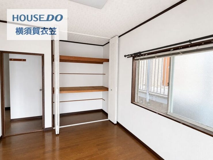収納付きの洋室は、室内を広く使いやすいレイアウト。窓から自然光が入り、日中も心地よく過ごしやすい一室です。