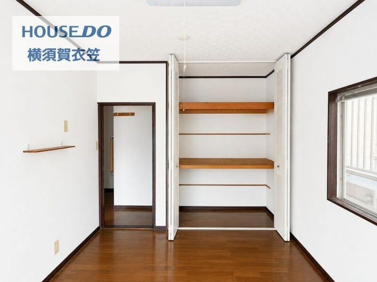 クローゼットを備えた洋室は、生活空間と収納を分けやすい間取り。落ち着いた床色が室内に上品な印象を添えています。