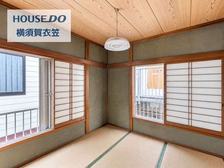 障子越しのやわらかな光が広がる和室。木部の風合いと畳のぬくもりが調和し、落ち着いて過ごせる空間です。