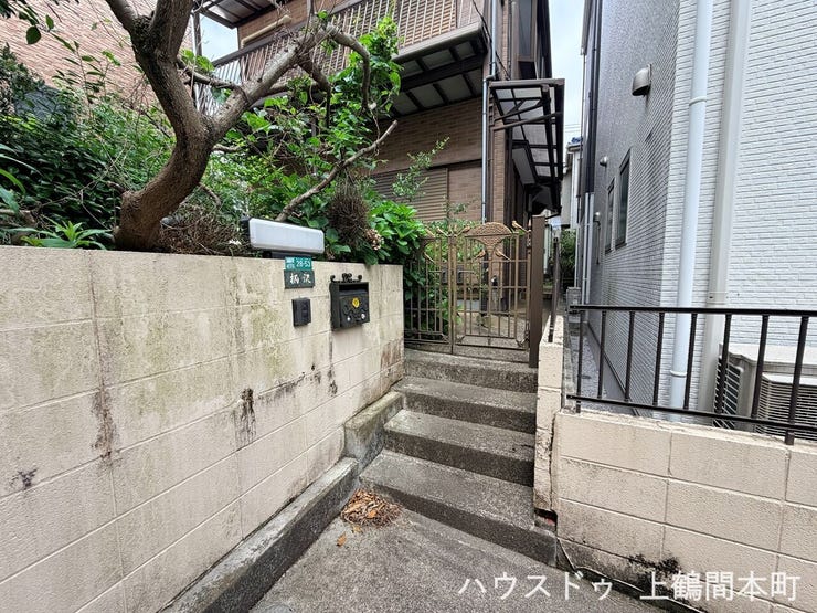駐車場から宅内への外階段、門扉が設置されています。