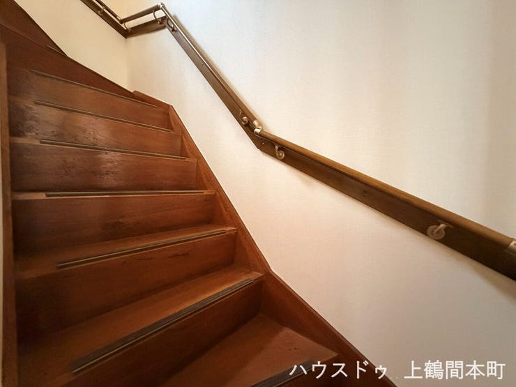室内階段には手すりが設置されています。