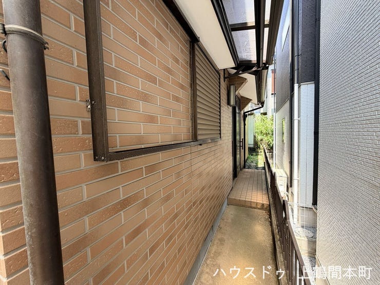 玄関までは建物に沿って進みます。