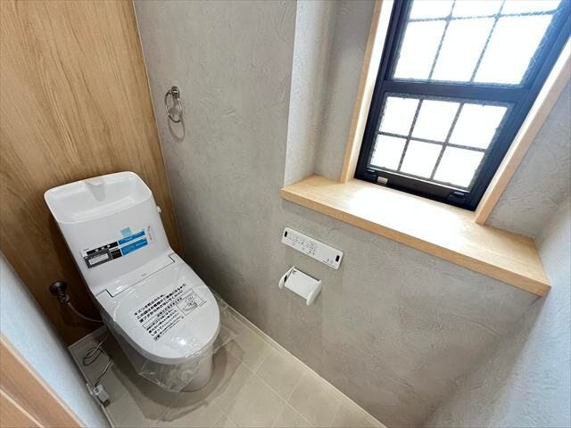 2階:窓から自然光が入る明るい個室。トイレにも壁紙にこだわっています!どこに居ても居心地の良い空間。