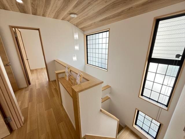 天井部が木目で、空間に上質な温かみと高級感をプラス。
明るい吹き抜け空間が魅力です!