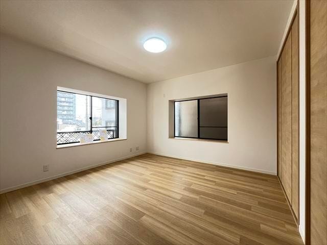8帖:北側の居室になっています。一番広い居室ですので主寝室に最適です。窓があるため換気も良好です。