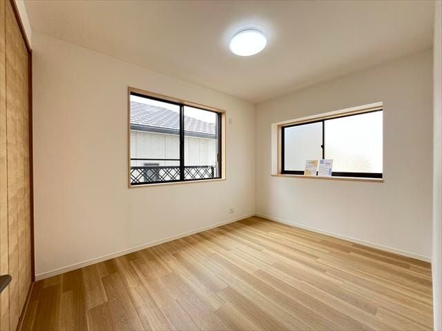 6帖南西側:窓からたっぷりの日差しが入り、明るいお部屋になっています。