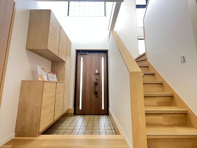 住まいの第一印象を格上げする、明るい吹抜け玄関。