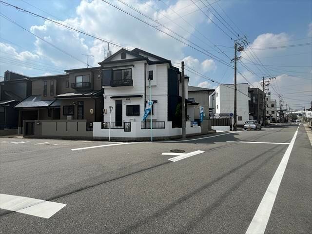 南西角地に接する道路です。採光・通風ともに良好です。