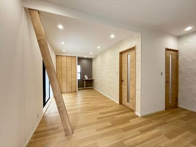 アクセントクロスがお部屋に個性をプラス。シンプルな中に遊び心が感じられるデザイン♪