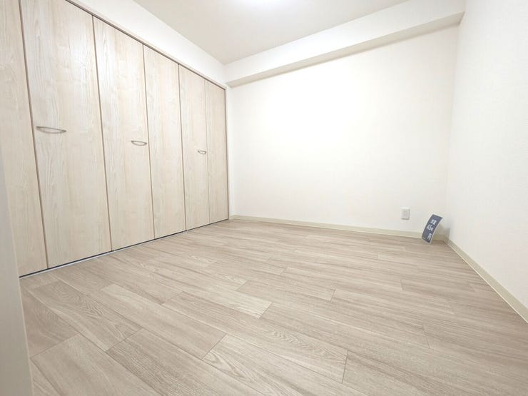 ■サービスルーム(約4.5帖)■
窓がないからこそ、寝室や趣味の部屋として落ち着けるサービスルームです。大容量の大型クローゼットを完備しているため、衣類や季節物もすっきり収納可能です!