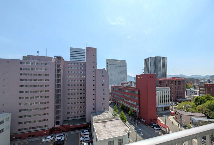 ■眺望■
10階部分からの開放的な眺望が広がるバルコニーです。周辺の建物とは程よく距離が保たれており、圧迫感がなく心地よい陽光と風が通り抜けます。都市の広がりを感じられる気持ちの良い空間です。