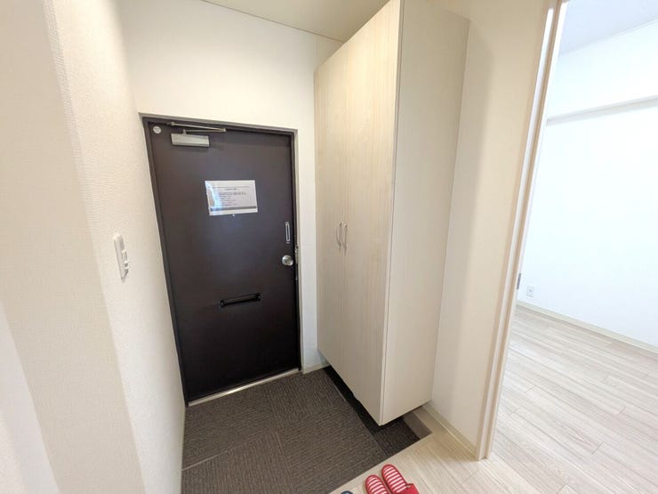 ■玄関■
シンプルで無駄のない設計が、落ち着いた印象を与える玄関スペース。毎日使う場所だからこそ飽きのこないデザインで、家族やゲストを心地よく迎え入れます。清潔感と使い勝手の良さを両立した空間です。
