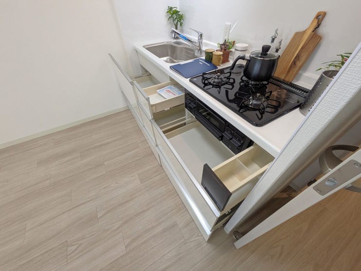 ■キッチン■
新品のシステムキッチンへ交換し、空間全体を清潔感のある印象に一新しました。ゆとりある調理スペースと豊富な収納を備え、日々の料理から後片付けまで家事をスムーズにサポートする設計です。