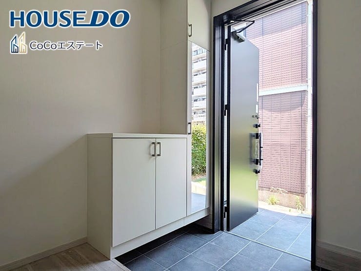 □■玄関■□
いつでもスッキリとした玄関でお出迎え♪
散らかりがちな玄関がスッキリ片付く収納力の高い玄関収納が備え付けられてます。