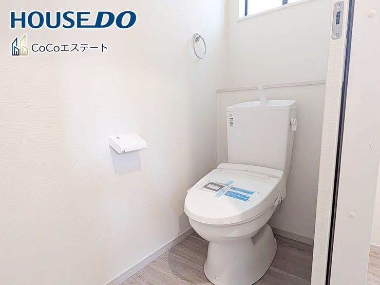 □■トイレ■□
温水洗浄便座付きトイレ♪
冬場や冷え込む時期にもお尻を温かく快適に保ちます。
また、汚れにくく掃除しやすい設備です。