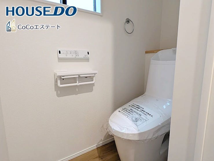 □■トイレ■□
温水洗浄便座付きトイレ♪
冬場や冷え込む時期にもお尻を温かく快適に保ちます。
また、汚れにくく掃除しやすい設備です。