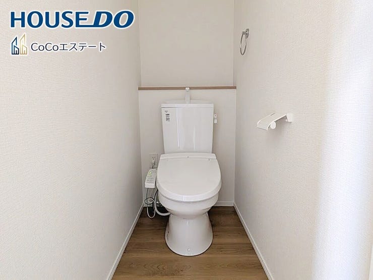 □■トイレ■□
温水洗浄便座付きトイレ♪
冬場や冷え込む時期にもお尻を温かく快適に保ちます。
また、汚れにくく掃除しやすい設備です。