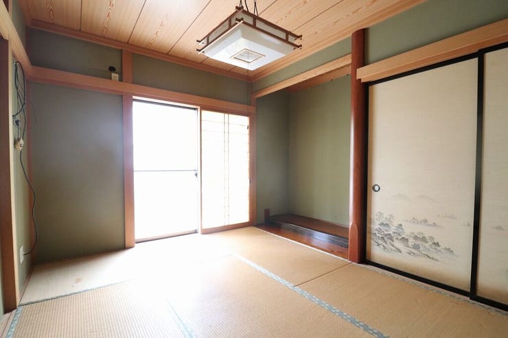 【japanese-style room】
1階和室です。
お子様の遊び部屋や来客時の宿泊スペースなど、様々な用途でご使用いただけます。
