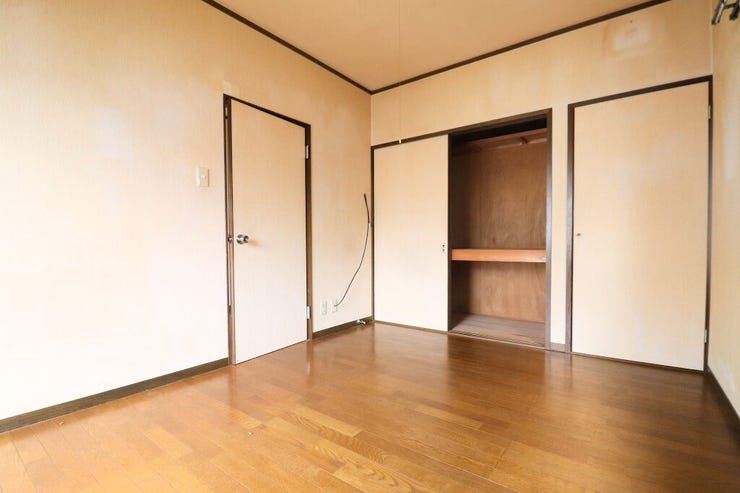 【Master bedroom】
2階6帖洋室です。
ご夫婦お二人のプライベートシーンを演出する、やすらぎとくつろぎの空間です。