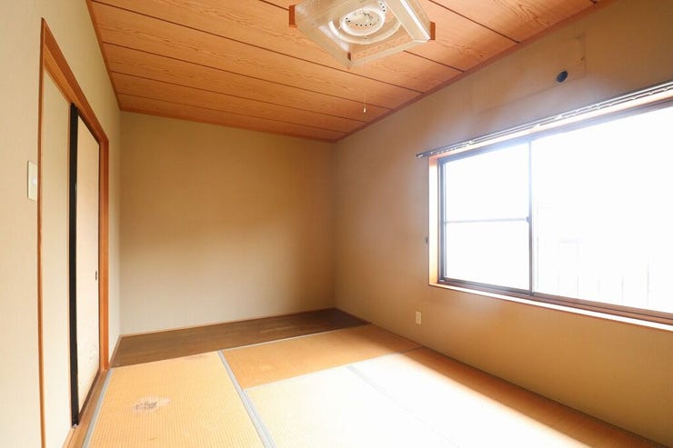 【japanese-style room】
ゆとりの広さの2階和室には、収納も完備してます♪