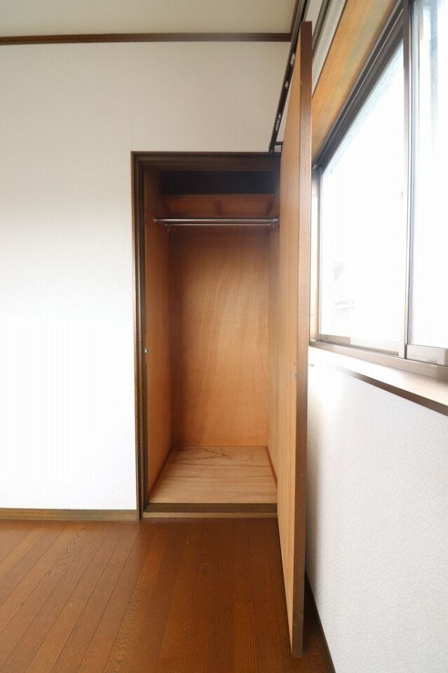 【Storage】
2階4.5帖洋室収納です。
吊棚があり、無駄なく収納できそうです。