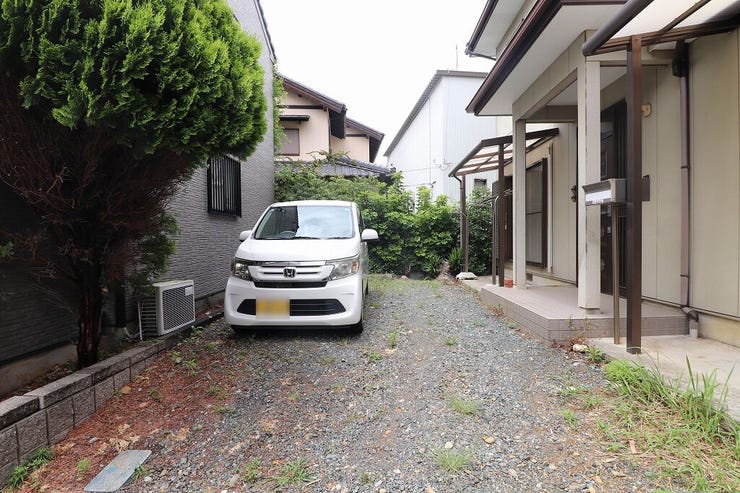 【parking space】
駐車スペースとお庭です。ガーデニングも楽しめます♪