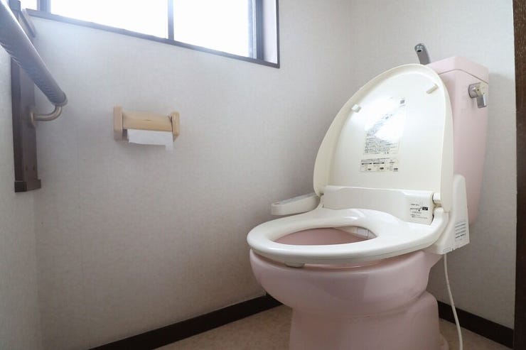 【toilet】
温水洗浄便座です。
ペーパーホルダー、手すり付きで便利です。