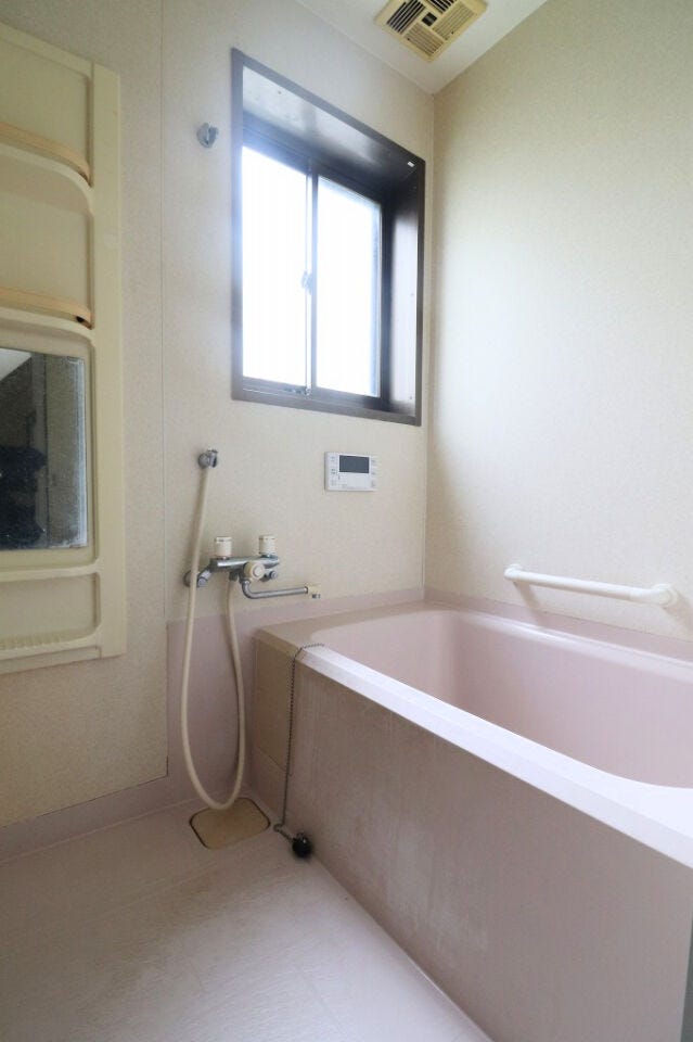 【bath room】
浴室です。
窓があり換気も安心。