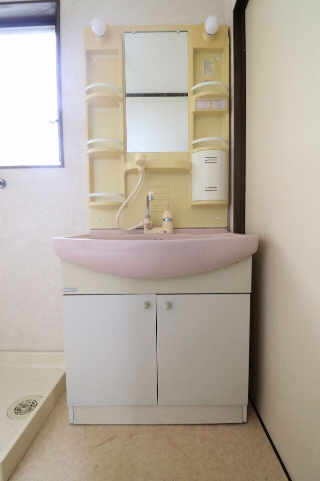 【wash basin】
洗面台です。収納スペースもたっぷりで、日用品のストックから水回りの掃除道具も収納できますね。